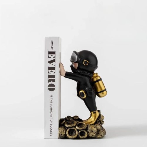 Le serre livre plongeur doré est un serre livre remarquable représentant un plongeur noir et or appuyé sur un livre blanc portant l'inscription "SWEAT EVERO IS THE LUBRICANT OF SUCCESS", créant ainsi un accent élégant et accrocheur pour votre étagère.