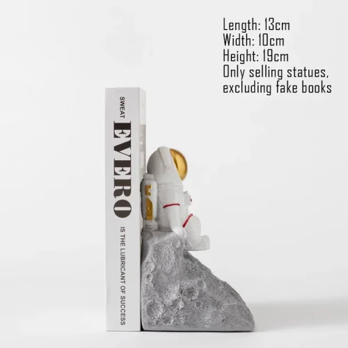 Le serre livre astraunote gris est une petite statue d'astronaute sur une base rocheuse grise, parfaite comme serre livre unique pour votre collection. Les dimensions sont indiquées ; seule la statue est incluse - le livre blanc avec le texte noir n'est pas à vendre.