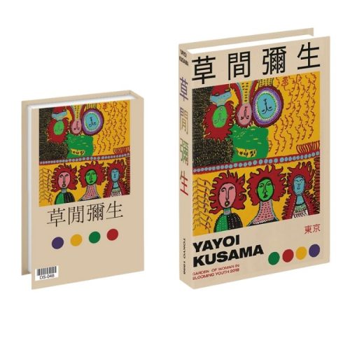 Deux livres se tiennent debout sur une étagère. Tous deux présentent des couvertures abstraites et colorées avec des visages et des motifs fantaisistes. Le plus grand livre affiche le titre "Yayoi Kusama" et "Garden of Woman in Blooming Youth 2019" ; le plus petit fait écho au design vibrant.
