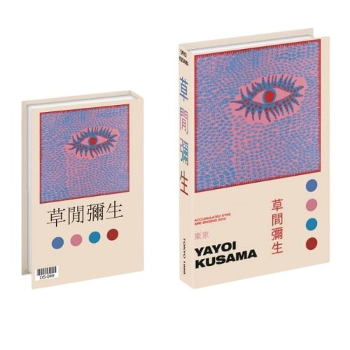 Deux livres se tiennent debout, côte à côte, comme des romans sur une étagère. Les deux couvertures représentent un œil bleu stylisé avec des rayons et des points roses sur un fond rose. Un texte en japonais et en anglais, des points de couleur et la mention "Yayoi Kusama" apparaissent sous l'œil sur le plus grand livre.