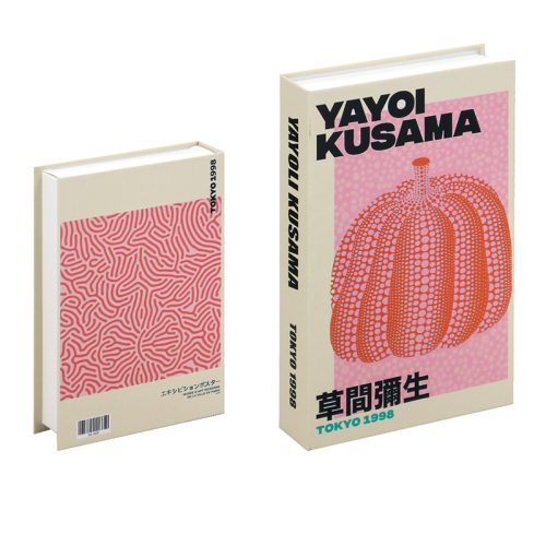 Deux livres se tiennent debout comme des accessoires de lecture uniques. La couverture présente YAYOI KUSAMA en caractères noirs gras, une citrouille orange en pointillés et "TOKYO 1998" en texte bleu. Le dos présente un motif ondulé abstrait rose avec un code-barres en dessous.