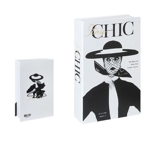 Deux boîtes rectangulaires ressemblant à des livres se tiennent debout, parfaites pour tout passionné de lecture. Elles présentent toutes deux l'image stylisée d'une femme portant un chapeau noir, un voile, une écharpe et des gants. La plus grande boîte porte l'inscription "Stay CHIC" en caractères noirs gras dans la partie supérieure.