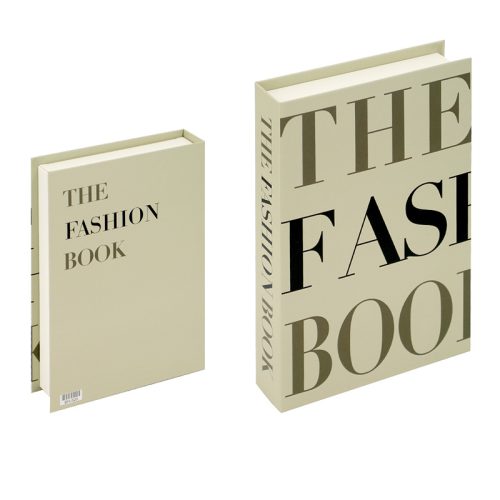 Deux versions du Fashion Book sont présentées : l'une, plus petite, avec un simple texte romain noir, et l'autre, plus grande, avec un texte gras et surdimensionné chevauchant les bords de la couverture. Les deux versions ont des couvertures beiges et des dos assortis, inclinés pour révéler leur épaisseur.