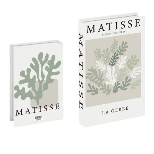 Deux livres intitulés Matisse sont posés debout sur une étagère. Les deux couvertures présentent des découpes abstraites et feuillues dans des tons verts. Le plus grand livre, intitulé Papiers Découpés et La Gerbe, présente un design minimaliste et moderne avec un texte noir en gras.