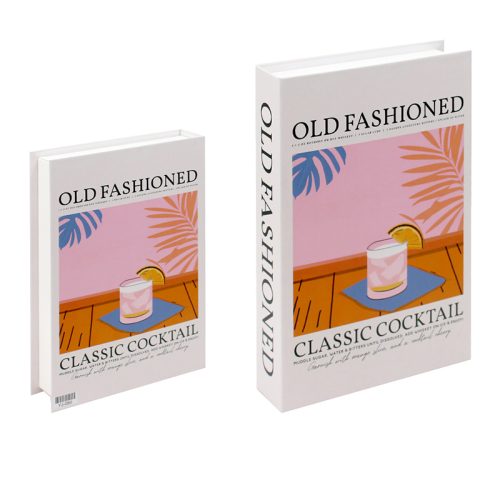 Deux livres intitulés Old Fashioned Classic Cocktail se tiennent debout comme des accessoires de lecture sur une étagère. Les couvertures présentent un fond tropical rose et orange illustré avec un verre à cocktail, un quartier de citron vert et une serviette bleue. Les polices de caractères sont audacieuses et modernes.
