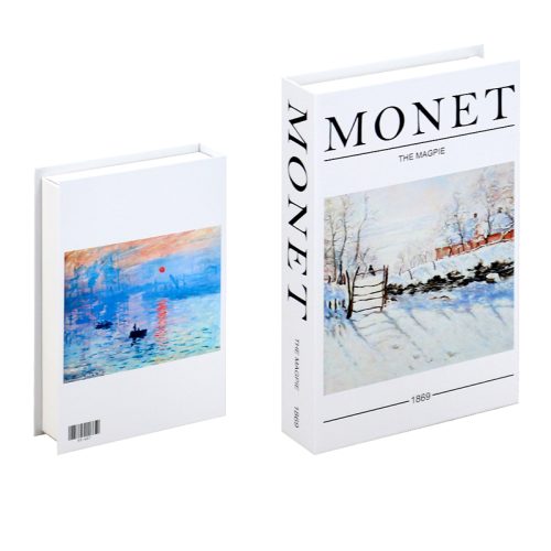 Deux livres blancs à couverture rigide sont posés debout sur une étagère. Le plus petit livre présente sur sa quatrième de couverture le tableau de Claude Monet "Impression, soleil levant". La couverture du plus grand livre porte l'inscription "MONET LE MAGPIE 1869" et représente un paysage enneigé avec un portail et des arbres.