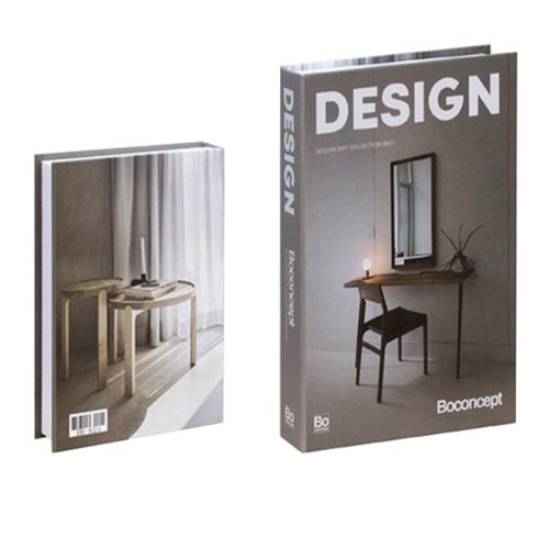 Deux livres sont présentés : le livre de gauche affiche une photo d'une table moderne en bois avec une bougie, tandis que le livre de droite se tient debout avec le titre "DESIGN" et une scène de chambre minimaliste. Parfait pour tout passionné de lecture ou amateur de Bibliothéque, éditions BoConcept.