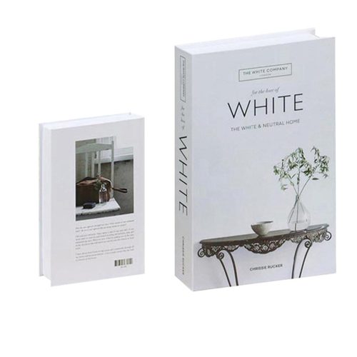 Deux livres sont posés debout sur une étagère. La couverture du plus grand livre montre un vase en verre avec des branches vertes, intitulé WHITE : The White & Neutral Home par Chrissie Rucker. Le plus petit livre présente une décoration intérieure sur sa quatrième de couverture.
