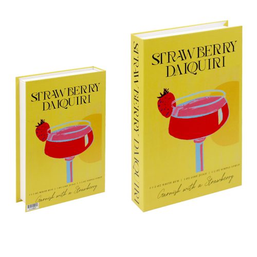 Deux boîtes jaunes en forme de livre, l'une plus grande que l'autre, présentant toutes deux une illustration d'un daiquiri à la fraise avec une garniture à la fraise. Parfaits pour les passionnés de lecture, le titre et la recette en noir et gras évoquent une touche littéraire unique.