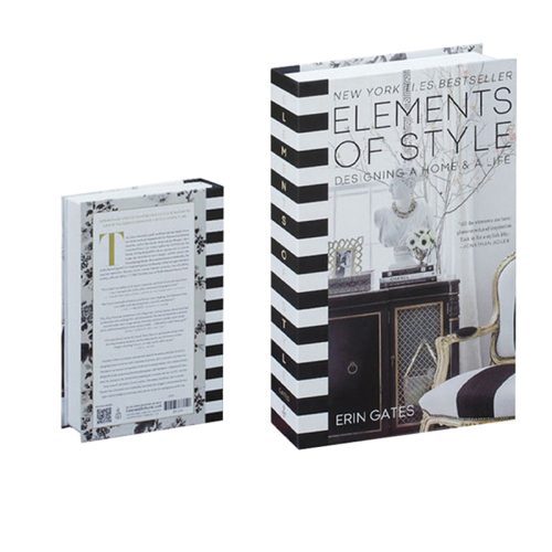 Deux vues du livre Elements of Style : Designing a Home & a Life d'Erin Gates. La couverture présente des rayures noires et blanches audacieuses, une photo intérieure élégante et un texte doré. Il s'agit d'un accessoire de lecture essentiel pour embellir toute étagère. Le recto et le verso sont illustrés.