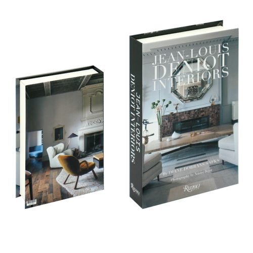 Deux angles du livre Jean-Louis Deniot Interiors de Diane Dorrans Saeks sont présentés. La première de couverture présente un salon élégant, parfait pour tout passionné de lecture, tandis que la seconde montre un intérieur sophistiqué avec un éclairage chaleureux et un mobilier moderne.