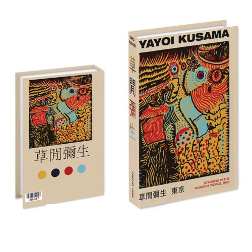 Deux livres sont présentés. Le livre de gauche est beige avec une couverture abstraite colorée comportant des lignes et des points en gras, un texte en japonais et quatre cercles colorés en dessous. Le livre de droite est un livre littéraire plus grand avec la même illustration, YAYOI KUSAMA en gras.