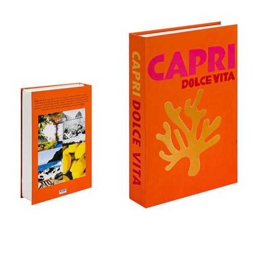 Deux vues d'un livre intitulé CAPRI DOLCE VITA avec une couverture orange audacieuse, un texte rose et jaune de grande taille et une illustration corail dorée. Il s'agit d'un accessoire de lecture parfait pour tout passionné de lecture, avec des photos de Capri et une courte note imprimée au dos.