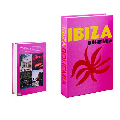 Deux livres sont présentés : la couverture avant et arrière d'Ibiza Bohemia. Parfait pour tout passionné de lecture, ce livre rose vif présente une illustration rouge abstraite à l'avant et trois photos au dos accompagnées d'une citation blanche.