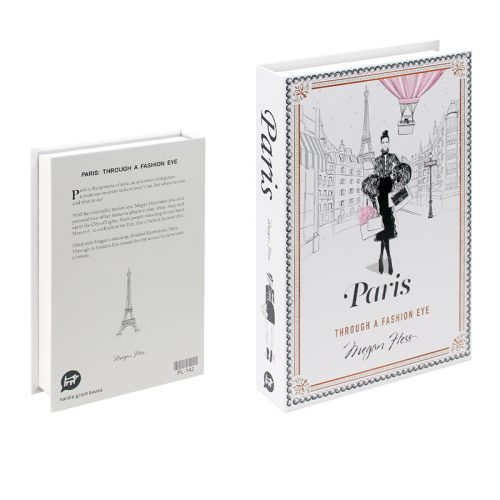L'image montre les couvertures avant et arrière de Paris : Through a Fashion Eye de Megan Hess. Le recto présente une femme chic illustrée avec des points de repère de Paris - un accessoire de lecture idéal pour votre étagère. Le verso présente un croquis de la Tour Eiffel.