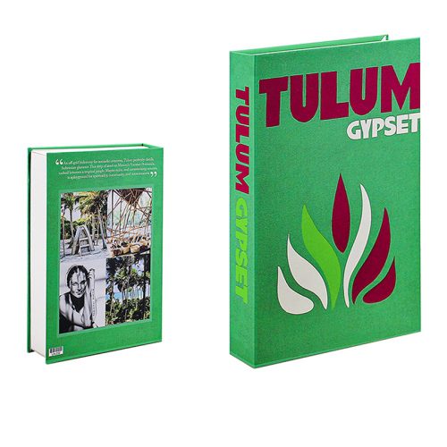 Deux livres verts intitulés Tulum Gypset apparaissent. La première de couverture, à droite, affiche un texte rouge et blanc en gras et des graphiques en forme de feuilles. Parfait pour un passionné de lecture, le dos présente des photos et un court passage de texte, évoquant une ambiance Bibliothéque unique.