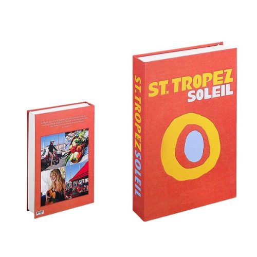 Deux vues du livre ST. TROPEZ SOLEIL avec une couverture orange, un titre jaune et un soleil abstrait. Parfait pour le passionné de lecture, le dos montre des photos d'une femme, d'un marché de rue et d'une scène de festival - un Accessoire de lecture idéal.