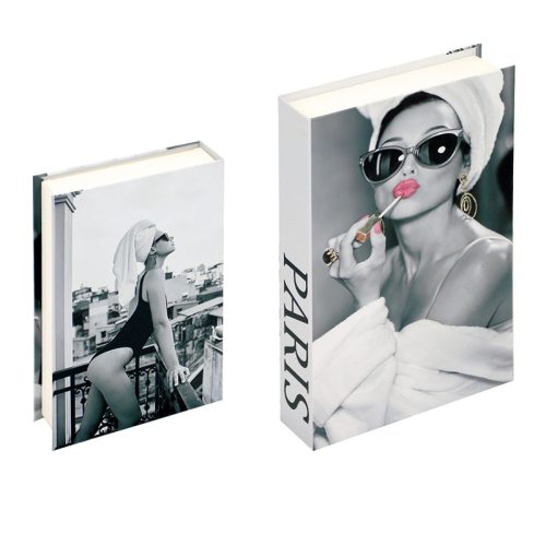 Deux livres décoratifs, parfaits pour les passionnés de lecture, présentent des photos en noir et blanc d'une femme élégante. À gauche, elle pose en maillot de bain ; à droite, elle porte des lunettes de soleil et se met du rouge à lèvres. Le mot "PARIS" figure au dos du livre.