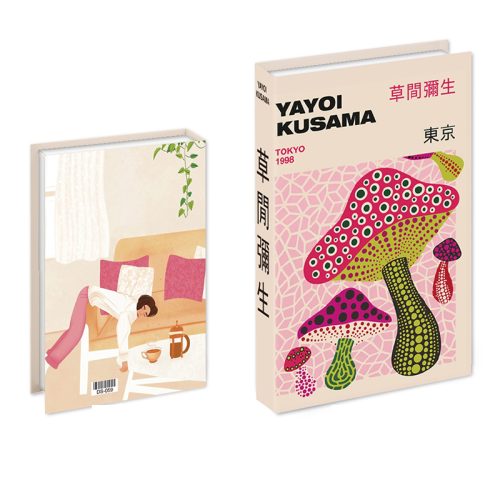 À gauche, un livre illustré d'une femme allongée sur un canapé, le bras tendu vers une théière. À droite, un bijou de bibliothèque portant le nom de Yayoi Kusama et des champignons colorés à pois sur un fond géométrique rose.