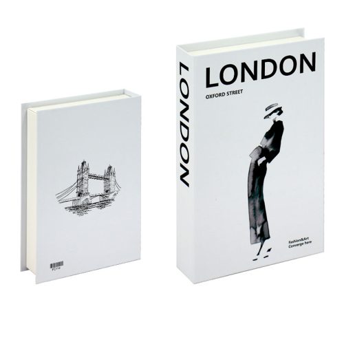 Deux livres se tiennent debout. La couverture du livre porte l'inscription "LONDON OXFORD STREET" et présente un croquis en noir et blanc d'une femme portant un chapeau et un manteau - un cadeau parfait pour tout passionné de lecture. Le verso présente un simple dessin au trait du Tower Bridge et un code-barres.
