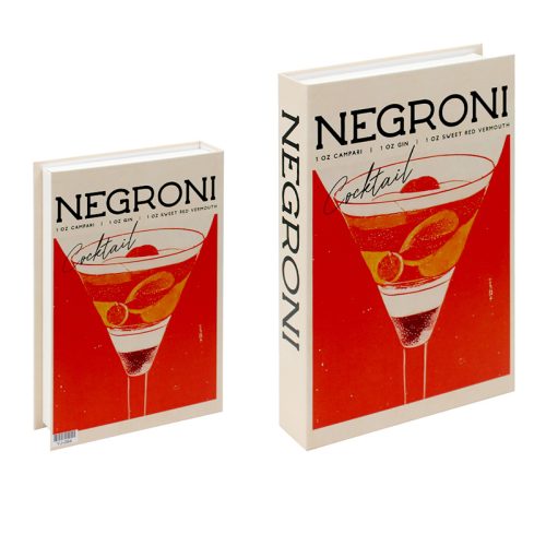 Deux boîtes en forme de livre se tiennent debout comme des accessoires de lecture. Elles sont toutes deux intitulées NEGRONI Cocktail, avec une recette au-dessus d'un verre à cocktail illustré rempli de glace et de tranches d'orange, sur un fond rouge vif. La plus grande boîte se trouve à droite, la plus petite à gauche.